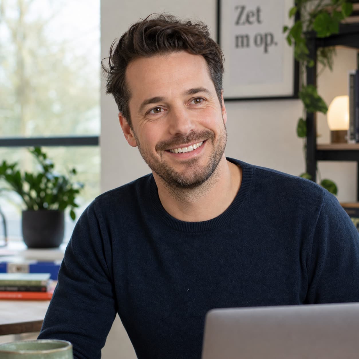 Vriendelijke medewerker helpt vanuit een lichte thuiswerkplek met bespaaradvies
